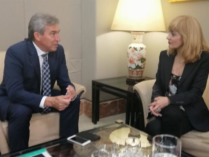 El delegado del Gobierno en Andalucía, Lucrecio Fernández, y la secretaria general de UGT, Carmen Castilla.