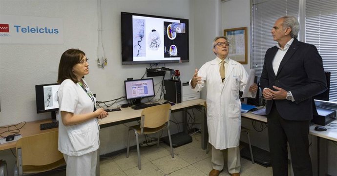 El consejero de Sanidad en funciones, Enrique Ruiz Escudero, visita la Unidad de Ictus del Hospital La Paz.