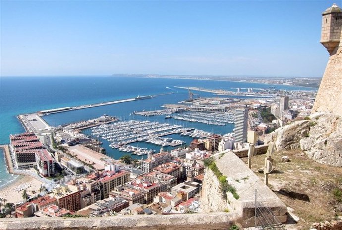 Puerto de Alicante con depósitos al fondo 