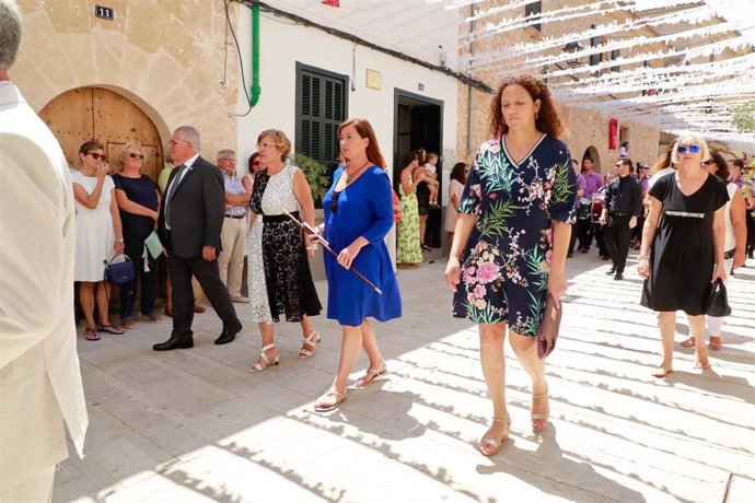 La presidenta del Govern, Francina Armengol, la presidenta del Consell de Mallorca, Catalina Cladera, y la alcaldesa de Alcudia, Barbara Rebassa, durante la procesión del Santo Cristo de la Trienal de Alcúdia