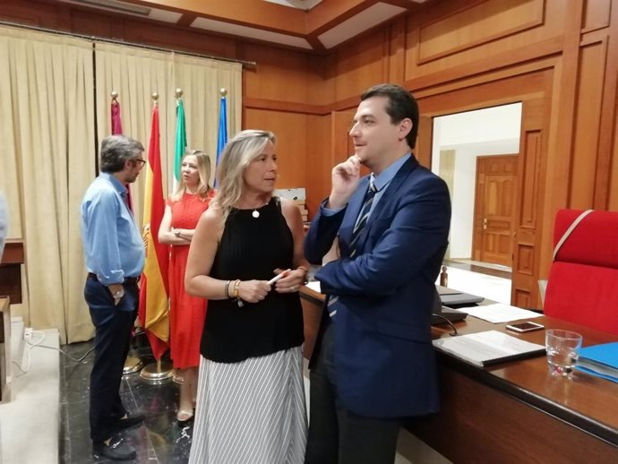 El alcalde de Córdoba, José María Bellido (PP), habla con la primera teniente de alcalde, Isabel Albas (Cs), antes del Pleno.