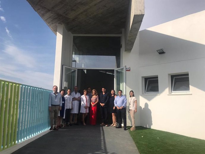 La delegada de Salud y Familias, María Jesús Botella (centro), visita las instalaciones de la Escuela Infantil Hospital Reina Sofía