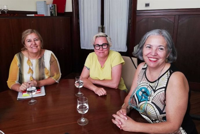 La consellera de Presidencia, Teresa Suárez; la directora insular de Igualdad, Rosa Cursach, en la reunión con la regidora de Justicia Social, Feminismo y LGTBI a Cort, Sonia Vivas