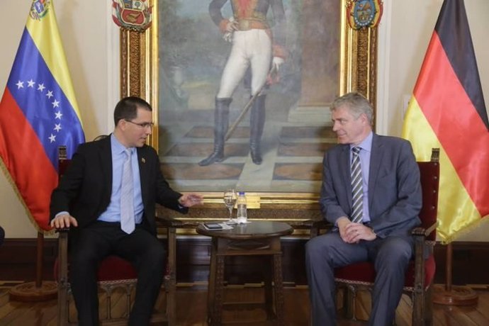 El ministro de Exteriores de Venezuela, Jorge Arreaza, y el embajador alemán en Caracas, Daniel Kriener