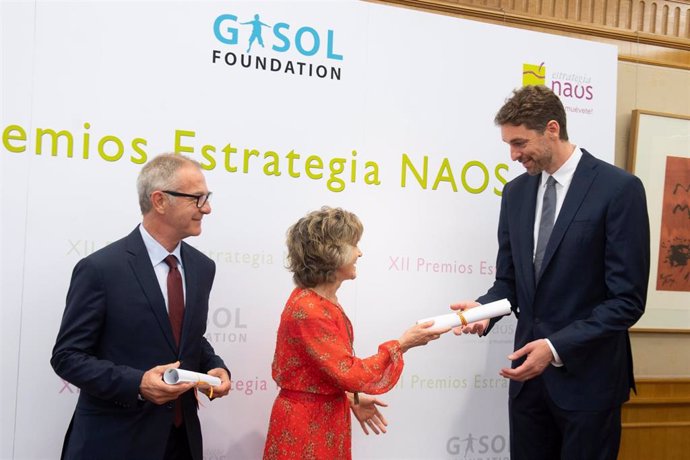 María Luisa Carcedo entrega a Pau Gasol el Premio de Especial Reconocimiento de la Estrategia NAOS por su liderazgo en la difusión de hábitos saludables.