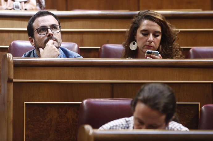 El coordinador general de Izquierda Unida, Alberto Garzón, mira al infinito durante el debate previo a la segunda votación para la investidura del del candidato socialista a la Presidencia del Gobierno. A su lado, la portavoz de la Ejecutiva de Podemos,