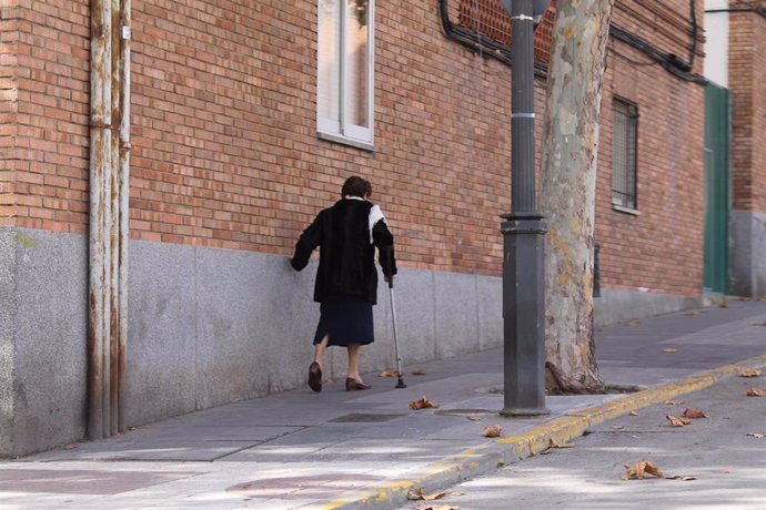 Una mujer pasea en una calle de Madrid.