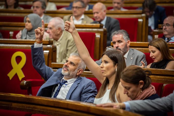 Els diputats de Ciutadans al Parlament de Catalunya, Carlos Carrizosa i Lorena Roldán, en el ple del Parlament de Catalunya.