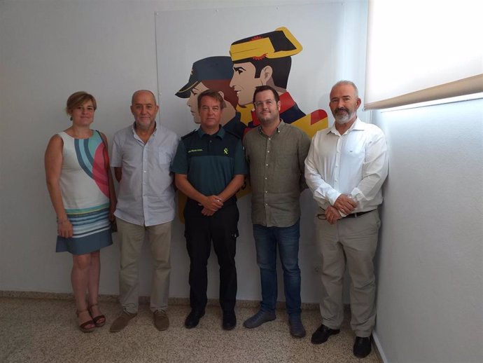 El alcalde de Marratxí (segundo por la derecha),  acompañado por el jefe de la Guardia Civil de Baleares, Alejandro Hernández Mosquera (centro),  en una visita a la Comandancia de la Guardia Civil en Palma.