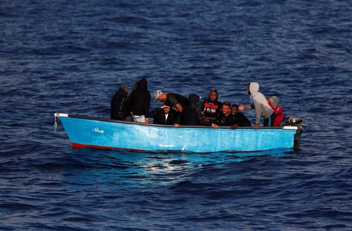 Migrantes en aguas internacionales cercanas a la costa de Libia.