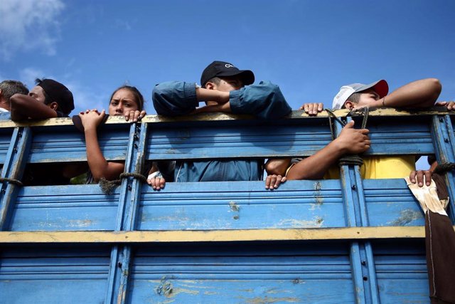 Caravana de migrantes a su paso por Guatemala
