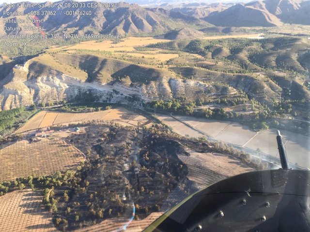 Imágenes tomadas el sábado por la mañana desde los helicópteros del Infomur del incendio forestal del Embalse del Cenajo