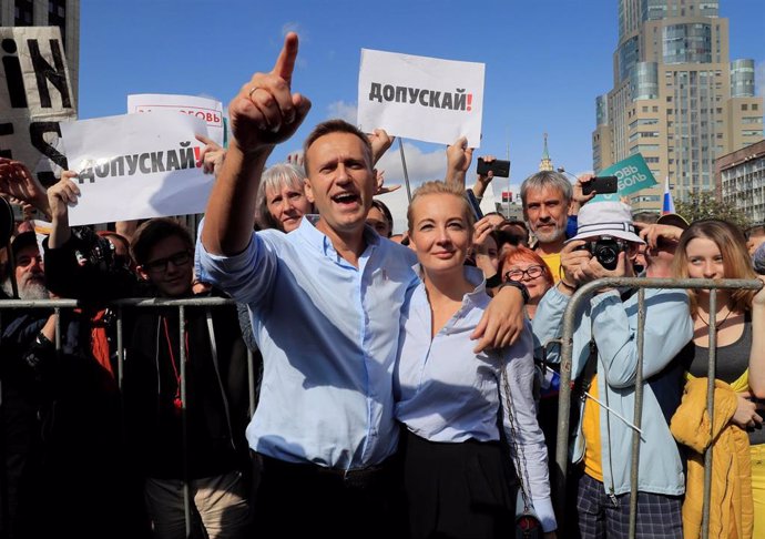 El opositor ruso Alexei Navalni y su mujer, Yulia, en una manifestación en Moscú (Imagen de archivo)