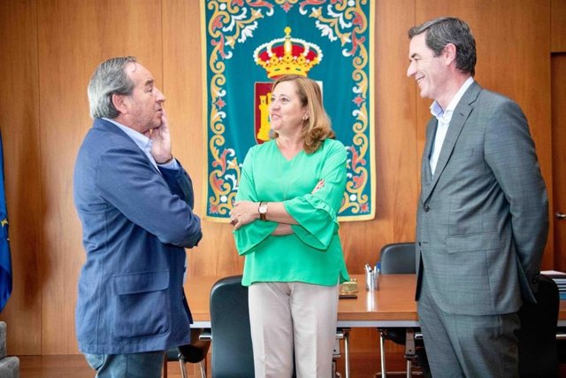 La consejera de Educación, Cultura y Deportes, Rosa Ana Rodríguez, se reúne con el presidente y al secretario general de la Confederación de Empresarios de Castilla-La Mancha (CECAM), Ángel Nicolás y Félix Peinado.