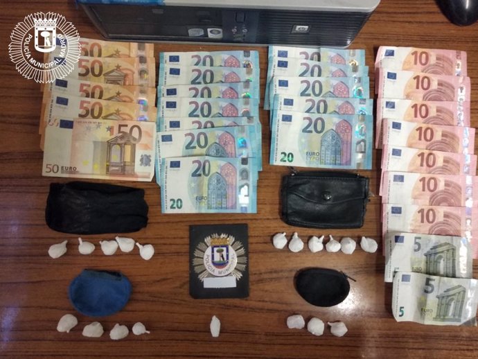 La Policia Municipal requisa 19 bolsas de cocaína y 570 euros a un hombre que estaba en el Paseo de Recoletos.