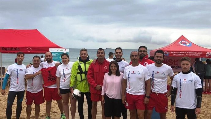 La presidenta de la Real Federación Española de Salvamento y Socorrismo, Isabel García Sanz, asiste a los talleres de prevención en Santander