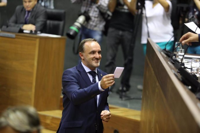 El candidato de Navarra Suma a la Presidencia del Gobierno foral, Javier Esparza, durante la sesión de constitución del Parlamento de Navarra.