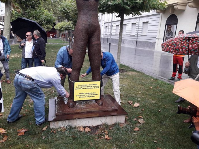 Colocan un tablero provisional en el monumento Gogoan de Pamplona a la espera de que las instituciones repongan la placa original tras ser sustraida.