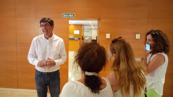 El vicepresidente de la Junta de Andalucía y consejero de Turismo, Regeneración, Justicia y Administración Local, Juan Marín, atiende a los medios.