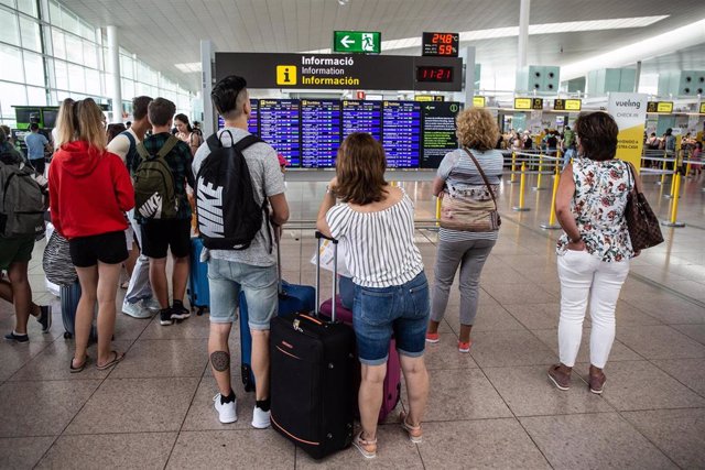 Pasajeros en el Aeropuerto de Barcelona - El Prat de Llobregat durante la huelga de trabajadores de Iberia Barcelona