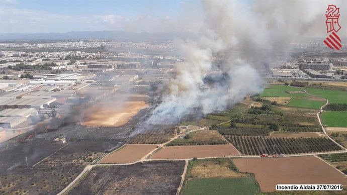 Incendios.- Un incendio calcina zonas de cultivo y afecta a una fábrica junto al