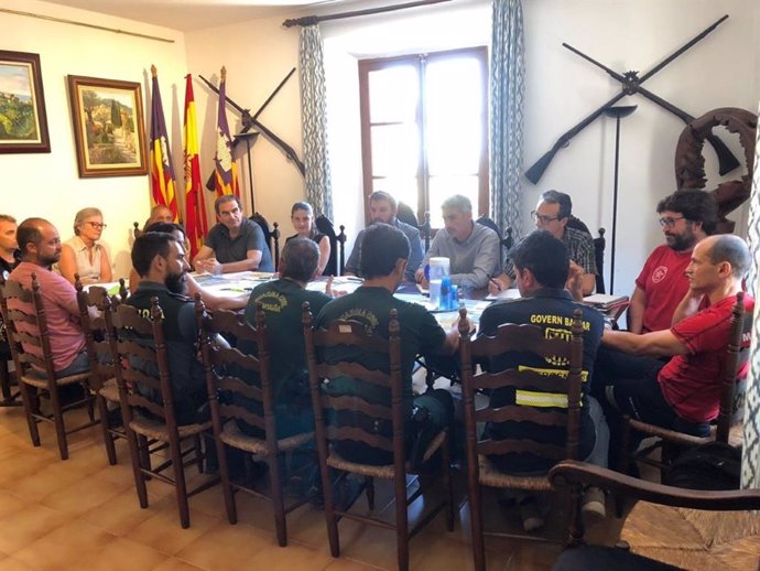 La vicepresidenta i consellera de Sostenibilitat y Medi Ambient del Consell de Mallorca, Aurora Ribot, es reuneix amb representants dels equips de rescat de muntanya a Mallorca.