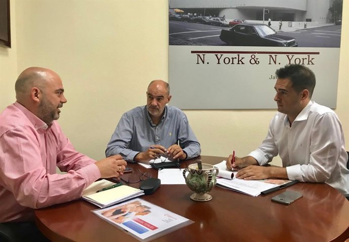 El concejal de Empresas y Autónomos del Ayuntamiento de Teruel, Ramón Fuertes, se ha reunido esta semana con representantes de la Cámara de Comercio.