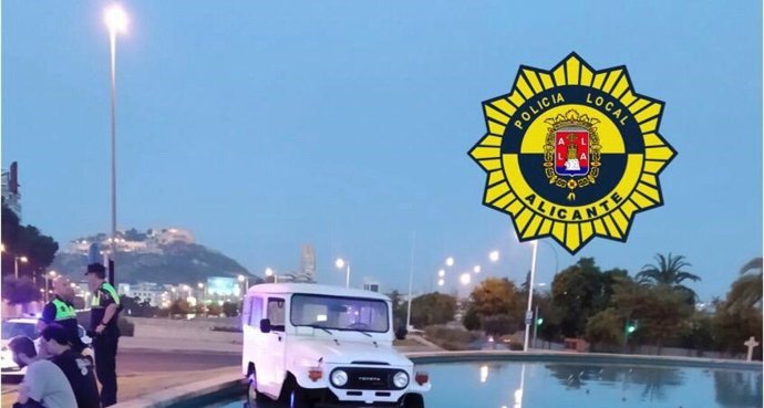 Coche metido en una fuente