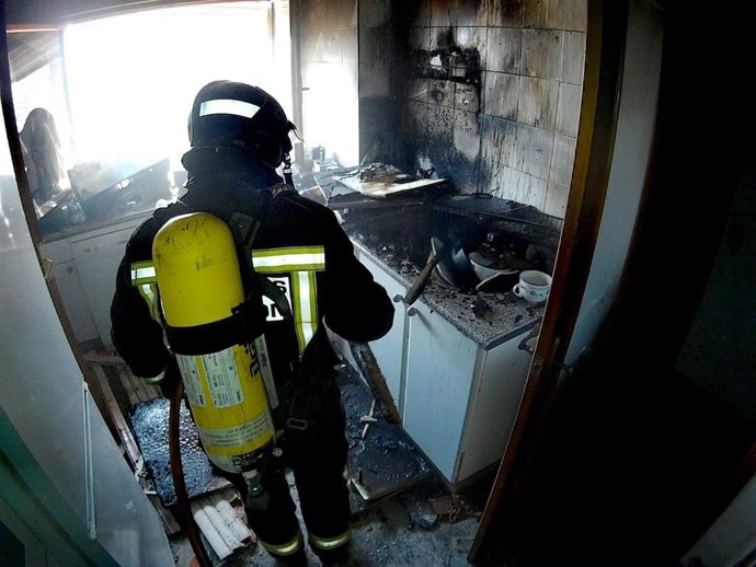 Un bombero trabaja en la extinción de un incendio