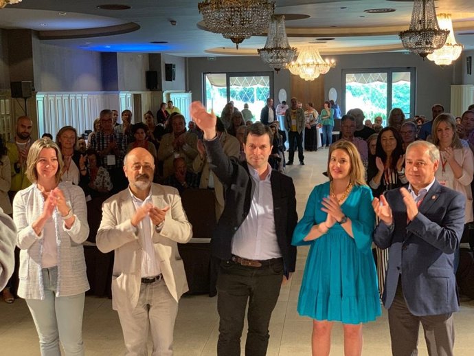 El líder de los socialistas gallegos, Gonzalo Caballero, en el Congreso extraordinario de Lugo junto a la nueva secretaria provincial, Patricia Otero, el presidente de la Diputación, José Tomé, y la alcaldesa de Lugo, Lara Méndez