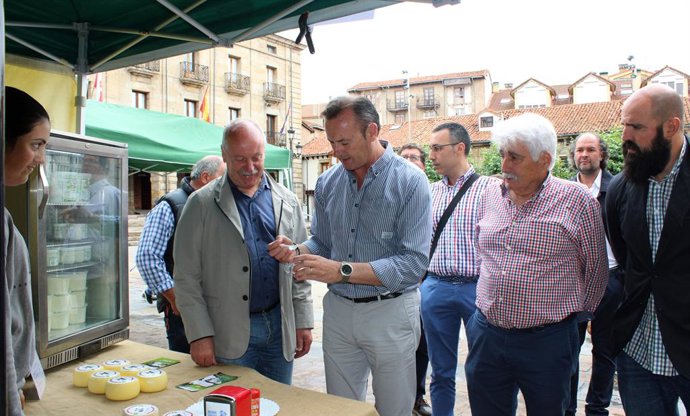 Blanco asiste en Reinosa al XVI Mercado Campurriano 