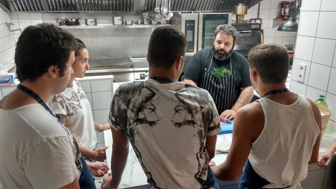 Jóvenes del centro educativo Virgen de Valvanera de Logroño aprenden de cocina c
