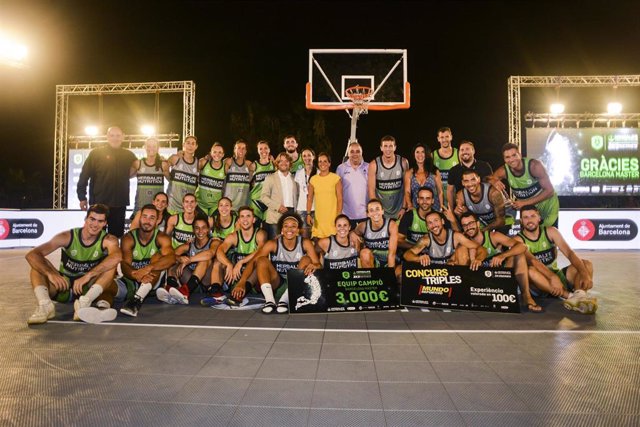 NoSpainNoGame y Las Malas Mozas, campeones de la liga 'Herbalife 3x3 Series'.