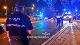 Agentes de la Policía Local de Sevilla controlan el tráfico
