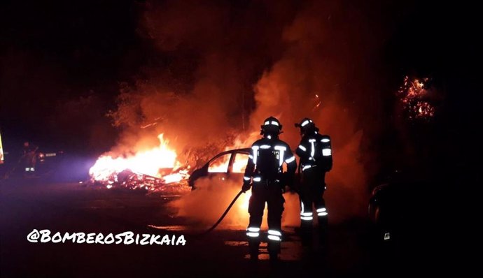 Bomberos trabajan en la extinción del incendio de un turismo y una caravana en Mundaka (Bizkaia)