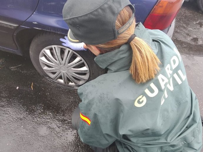 Imagen de una de las ruedas rajadas.