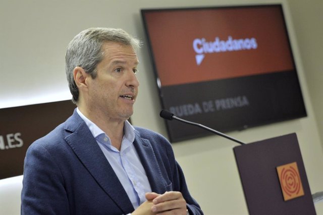 El portavoz de Cs, Dani Pérez, en rueda de prensa en las Cortes.