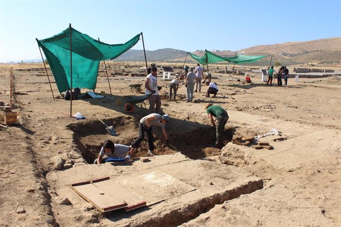 Alumnos del curso de arqueología excavan en el yacimiento romano de Regina