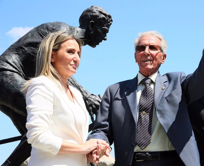 La alcaldesa de Toledo, Milagros Tolón, y el ciclista Federico Martín Bahamontes, en la inauguración de la escultura a este último en Toledo.