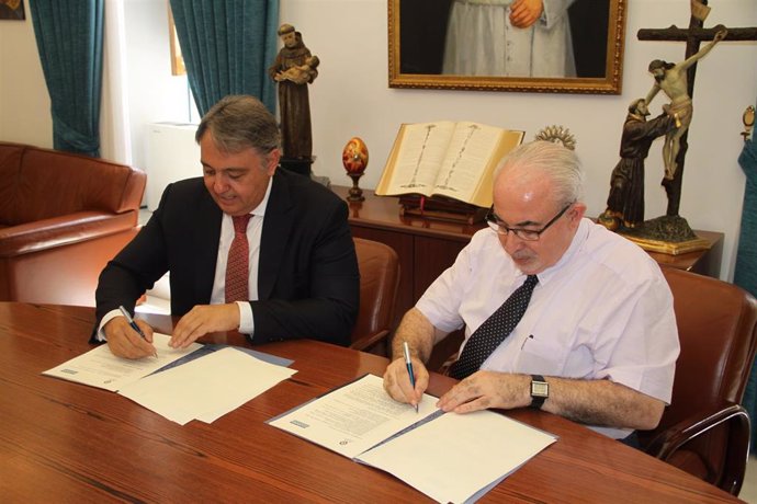 Manuel Martínez Ortuño, administrador y presidente de Abala Infraestructuras, y José Luis Mendoza, presidente de la Ucam, durante la firma del convenio.