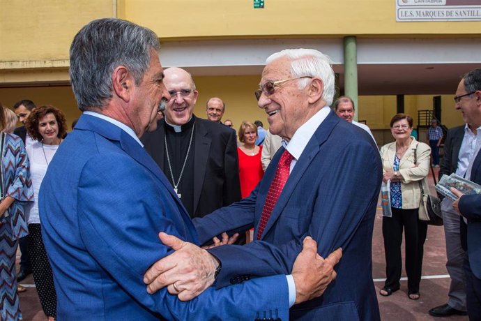 El presidente de Cantabria, Miguel Ángel Revilla, se saluda con el padre Ángel, presidente y fundador de Mensajeros por la Paz, en presencia del cardenal arzobispo de Madrid, Carlos Osoro