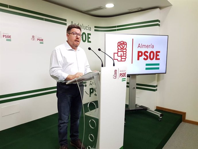 El portavoz adjunto del Grupo Socialista, Rodrigo Sánchez Haro, en rueda de prensa