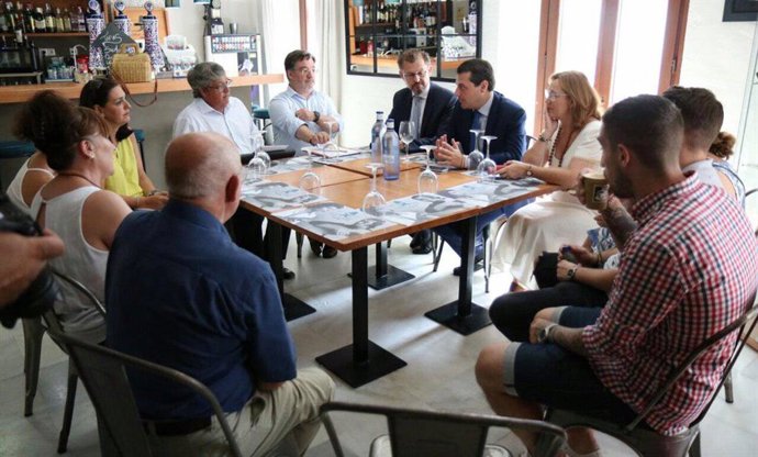 El alcalde de Córdoba, José María Bellido, durante un encuentro