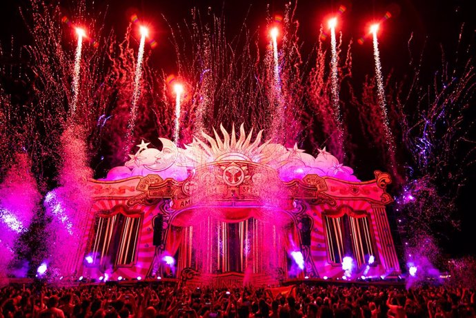 Tercera edició del festival de música electrnica Tomorrowland Barcelona, amb la temtica circense 'Amicorum Spectaculum'.