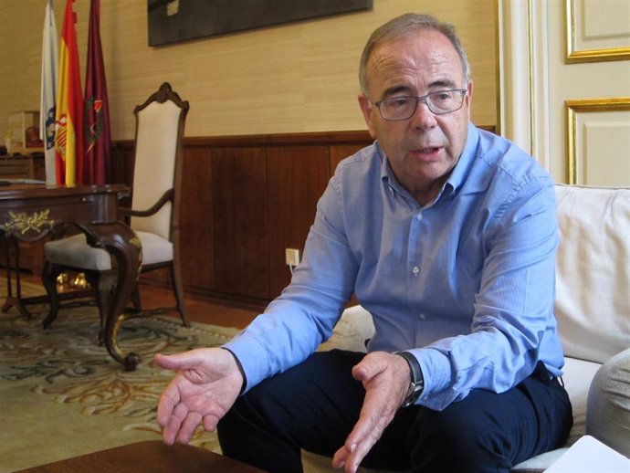 El alcalde de Santiago de Compostela, Xosé Sánchez Bugallo, en la entrevista con Europa Press