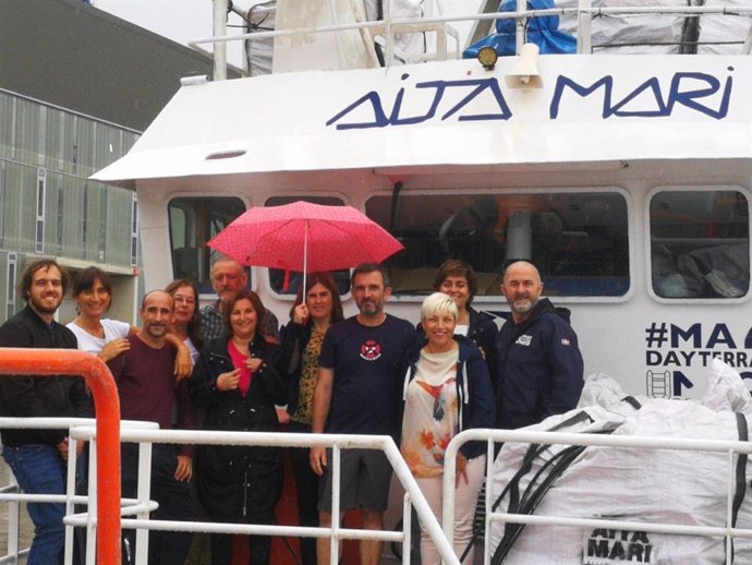 Reunión de una representación de Podemos con la tripulación de Aita Mari