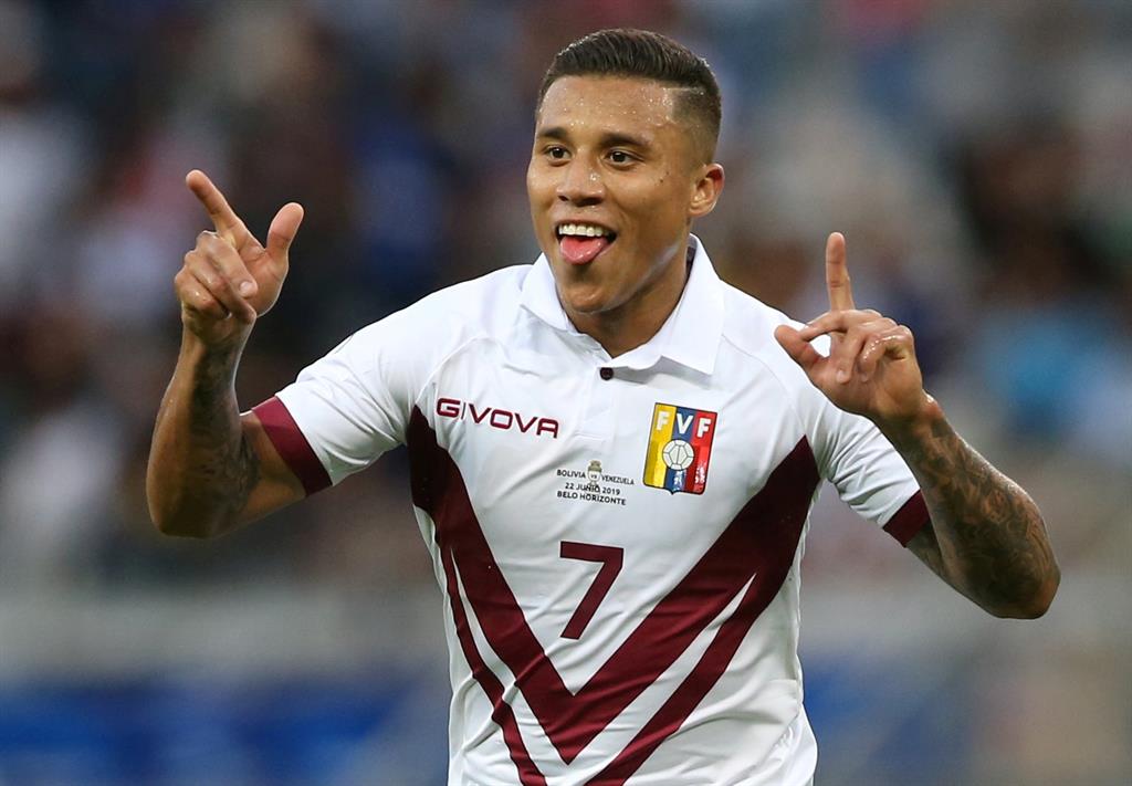 El futbolista venezolano Darwin Machís firma por cuatro temporadas con