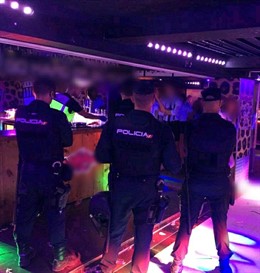 Imatge de l'operatiu policial a locals d'oci de Platja de Palma