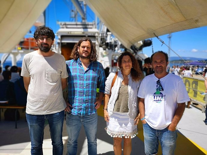 El diputado en el Parlamento gallego, Marcos Cal, visita el barco de Greenpeace