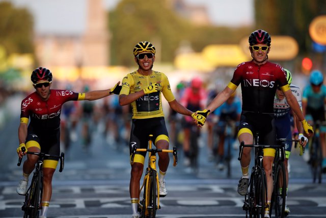 AMP.- Ciclismo/Tour.- Bernal celebra por Colombia y Ewan gana en los Campos Elíseos